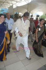 Amitabh Bachchan snapped with designer bag on 6th Aug 2011 (6).JPG